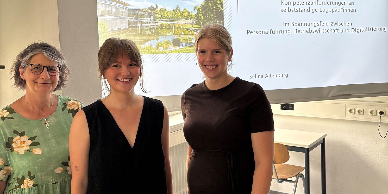 Masterstudentin Selina Altenburg  nach der Verteidigung der Masterarbeit im Master Logopädie