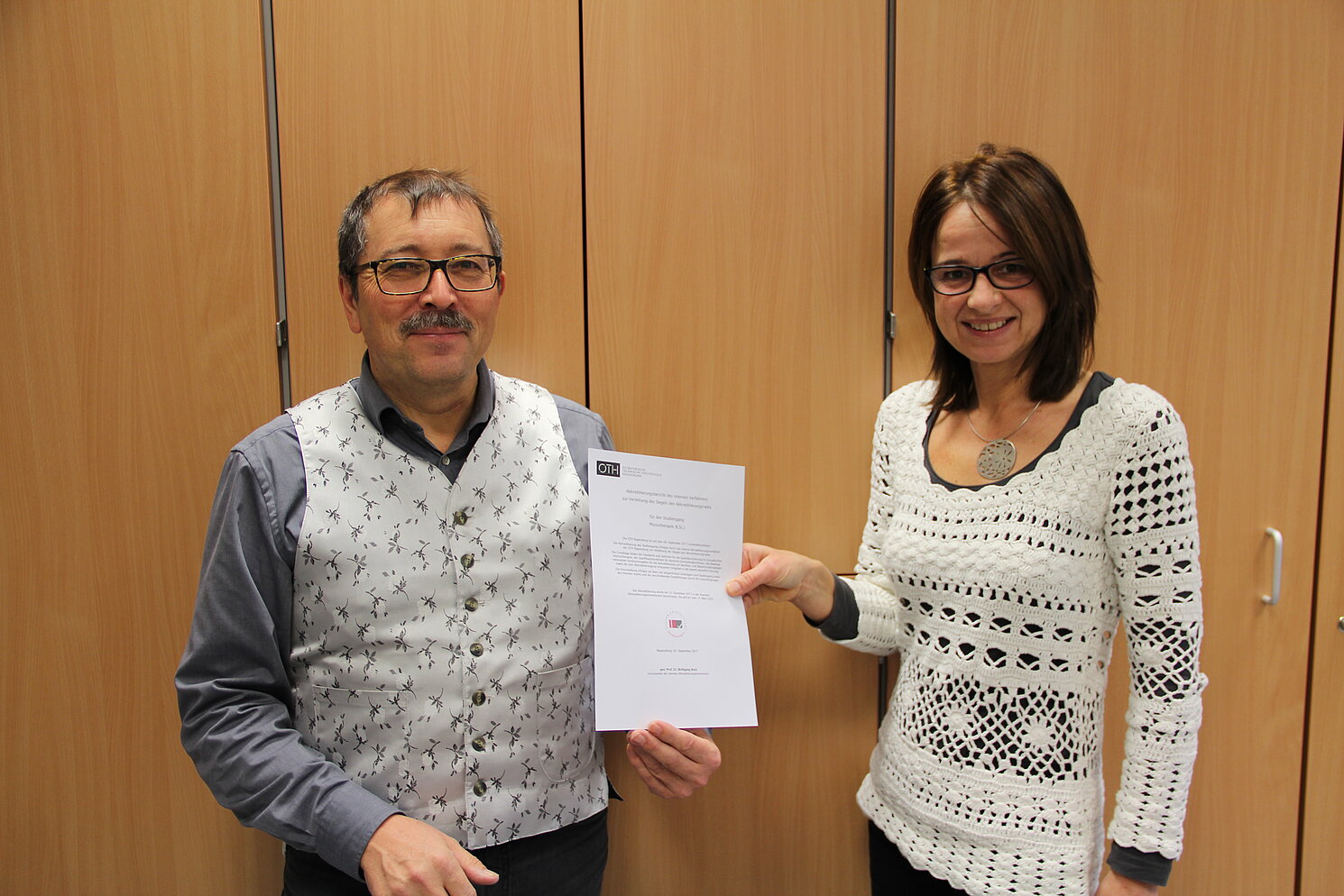 Vizepräsident Prof. Dr. Wolfgang Bock überreicht die Akkreditierungsurkunde an Prof. Dr. Andrea Pfingsten, Studiengangleiterin des Bachelorstudiengangs Physiotherapie. Foto: OTH Regensburg