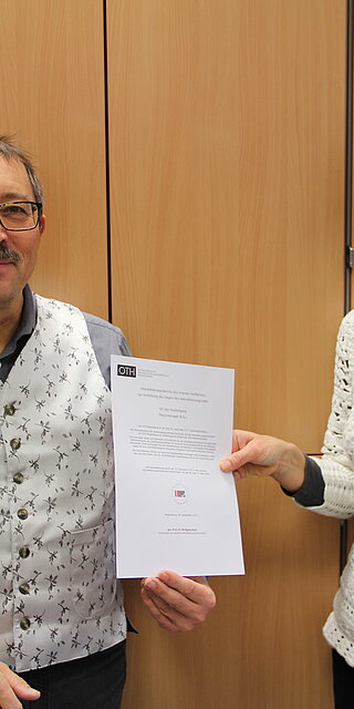 Vizepräsident Prof. Dr. Wolfgang Bock überreicht die Akkreditierungsurkunde an Prof. Dr. Andrea Pfingsten, Studiengangleiterin des Bachelorstudiengangs Physiotherapie. Foto: OTH Regensburg