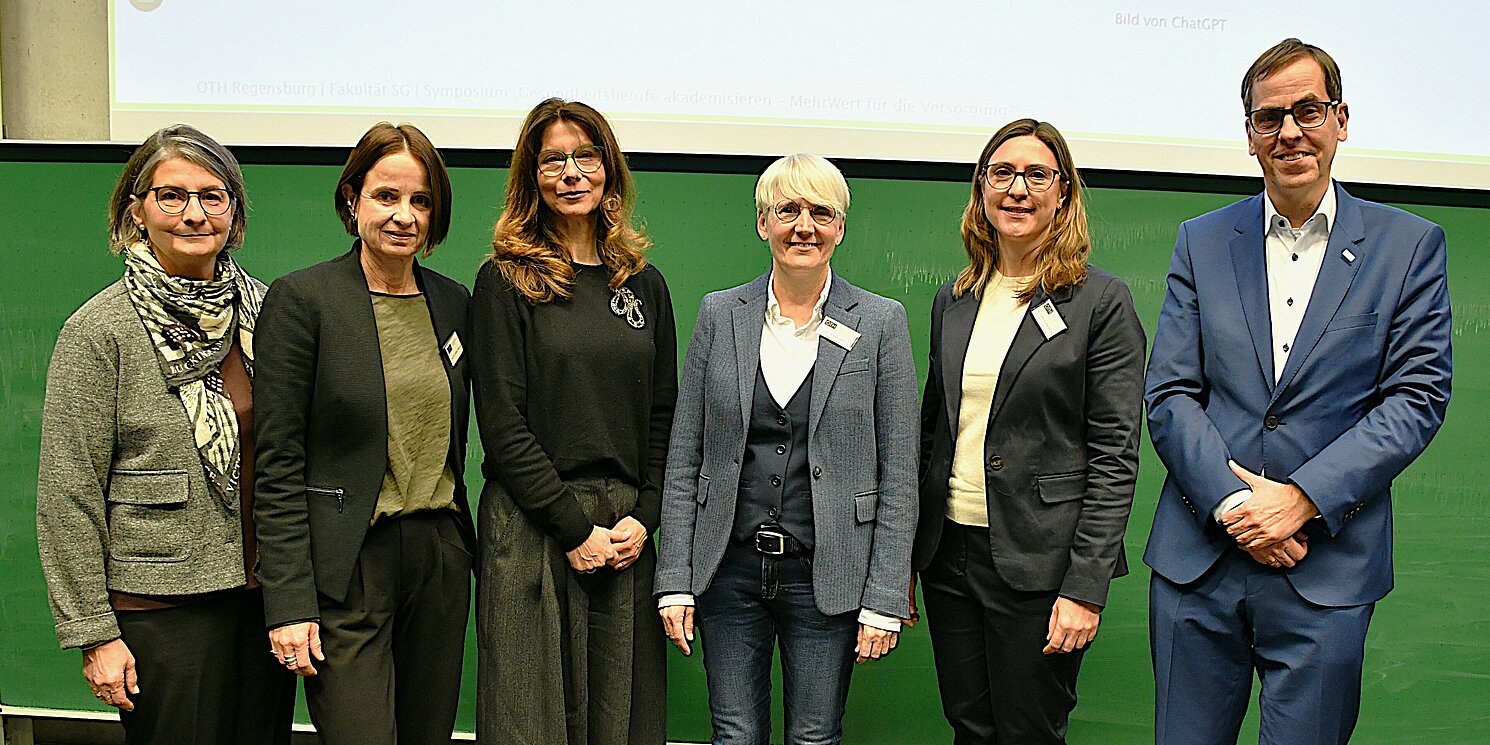 Die Teilnehmenden des Symposiums waren sich einig: Die Akademisierung der Gesundheitsberufe ist ein wichtiger Schritt für eine qualitativ hochwertige Gesundheitsversorgung. Von links: Kerstin Hartmann, Prof. Dr. Andrea Pfingsten, Prof. Dr. Uta Gaidys, Prof. Dr. Norina Lauer, Prof. Dr. Christiane Wissing und Prof. Dr. Ralph Schneider Foto: OTH Regensburg/Simone Grebler