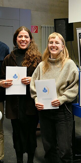 Die Preisträgerinnen und Preisträger mit Frater Thomas Väth (rechts) und Dekan Prof. Dr. Nicolas Schöpf (2. von rechts). Foto: OTH Regensburg/Simone Grebler