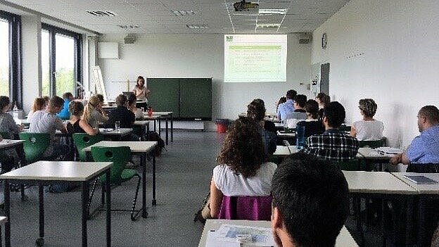 Prof. Dr. Andrea Pfingsten beim Infoabend im Juli 2018 zum ausbildungsintegrierenden Studiengang Physiotherapie. Prof. Dr. Andrea Pfingsten beim Infoabend im Juli 2018 zum ausbildungsintegrierenden Studiengang Physiotherapie.