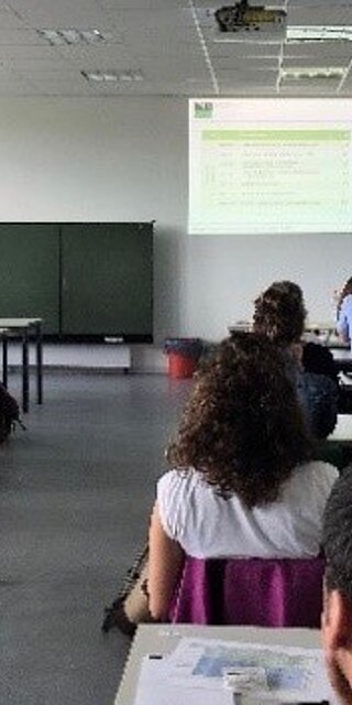 Prof. Dr. Andrea Pfingsten beim Infoabend im Juli 2018 zum ausbildungsintegrierenden Studiengang Physiotherapie.