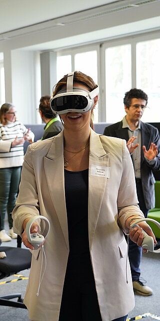 Eine Frau trägt eine VR-Brille.