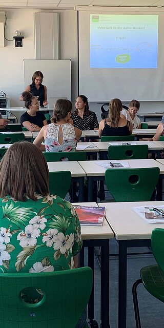 Prof. Dr. Andrea Pfingsten informierte Interessierte über den ausbildungsintegrierenden Studiengang Physiotherapie. Studierende höherer Semester berichteten zudem von ihren Erfahrungen und standen für Fragen zur Verfügung.