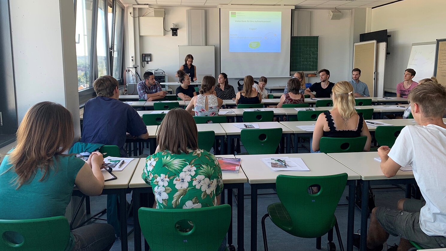 Prof. Dr. Andrea Pfingsten informierte Interessierte über den ausbildungsintegrierenden Studiengang Physiotherapie. Studierende höherer Semester berichteten zudem von ihren Erfahrungen und standen für Fragen zur Verfügung. Prof. Dr. Andrea Pfingsten informierte Interessierte über den ausbildungsintegrierenden Studiengang Physiotherapie. Studierende höherer Semester berichteten zudem von ihren Erfahrungen und standen für Fragen zur Verfügung.