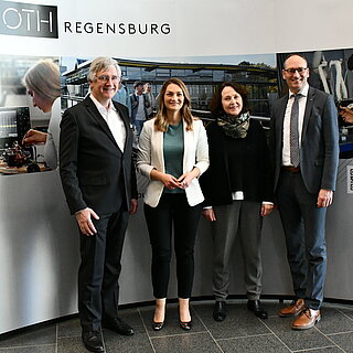 Gruppenfoto vor einer Stellwand