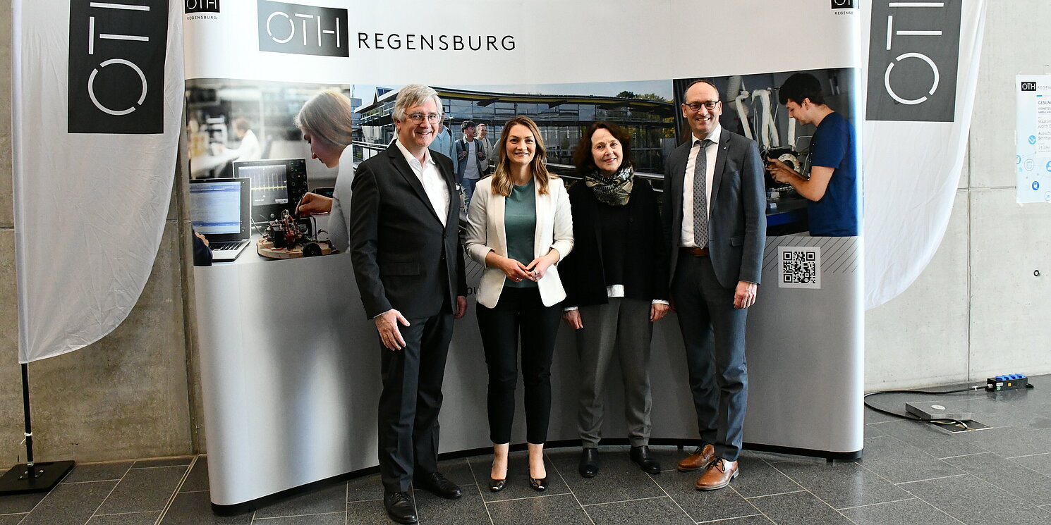 Gruppenfoto vor einer Stellwand