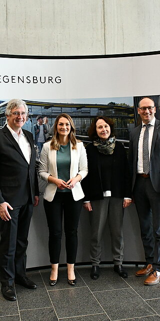 Gruppenfoto vor einer Stellwand