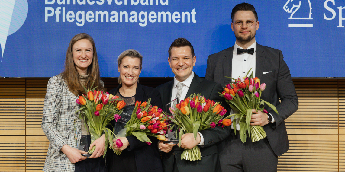 Die vier Preisträgerinnen und Preisträger des Pflegemanagement-Award 2026