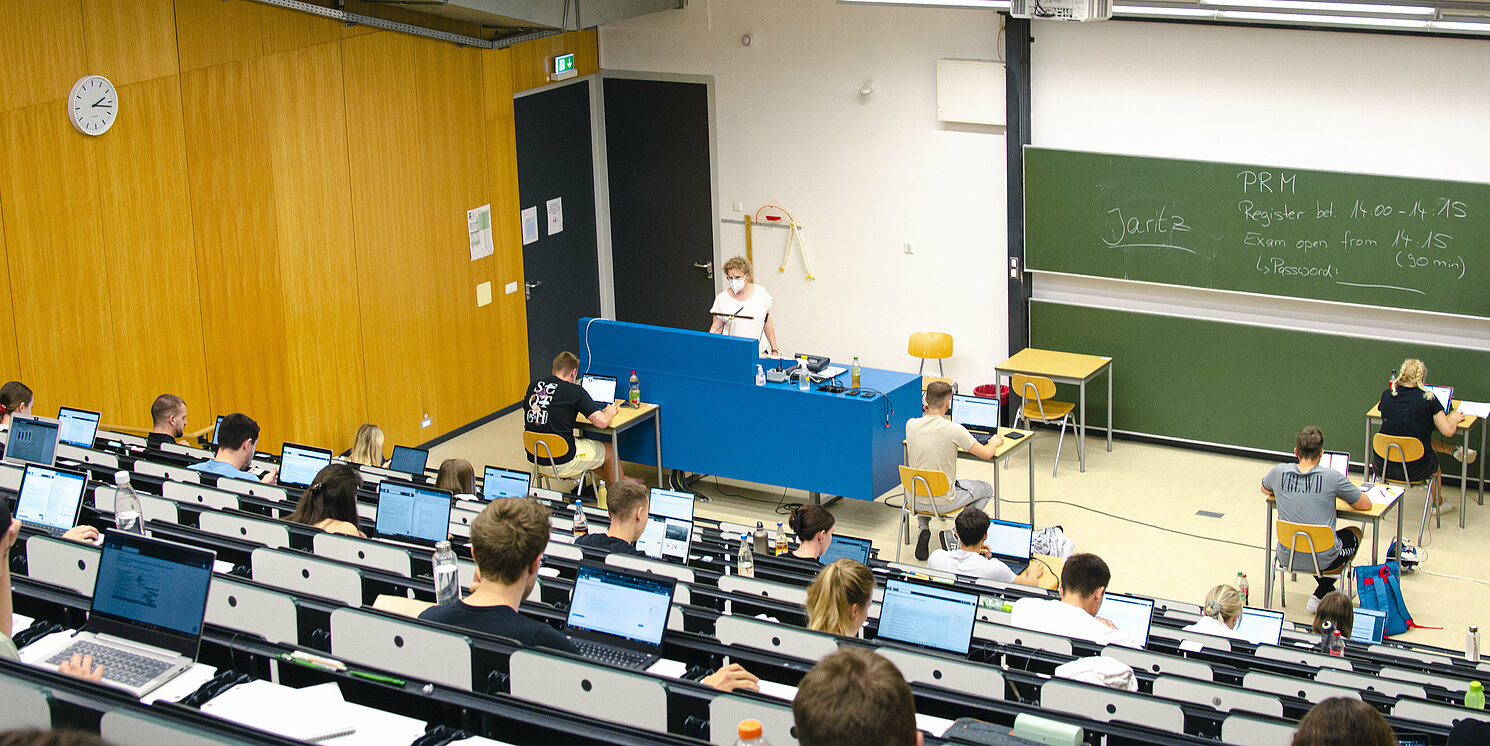 Die Studierenden beim Ablegen der digitalen Prüfung im Jahr 2022 Foto: OTH Regensburg/Leonie Münster