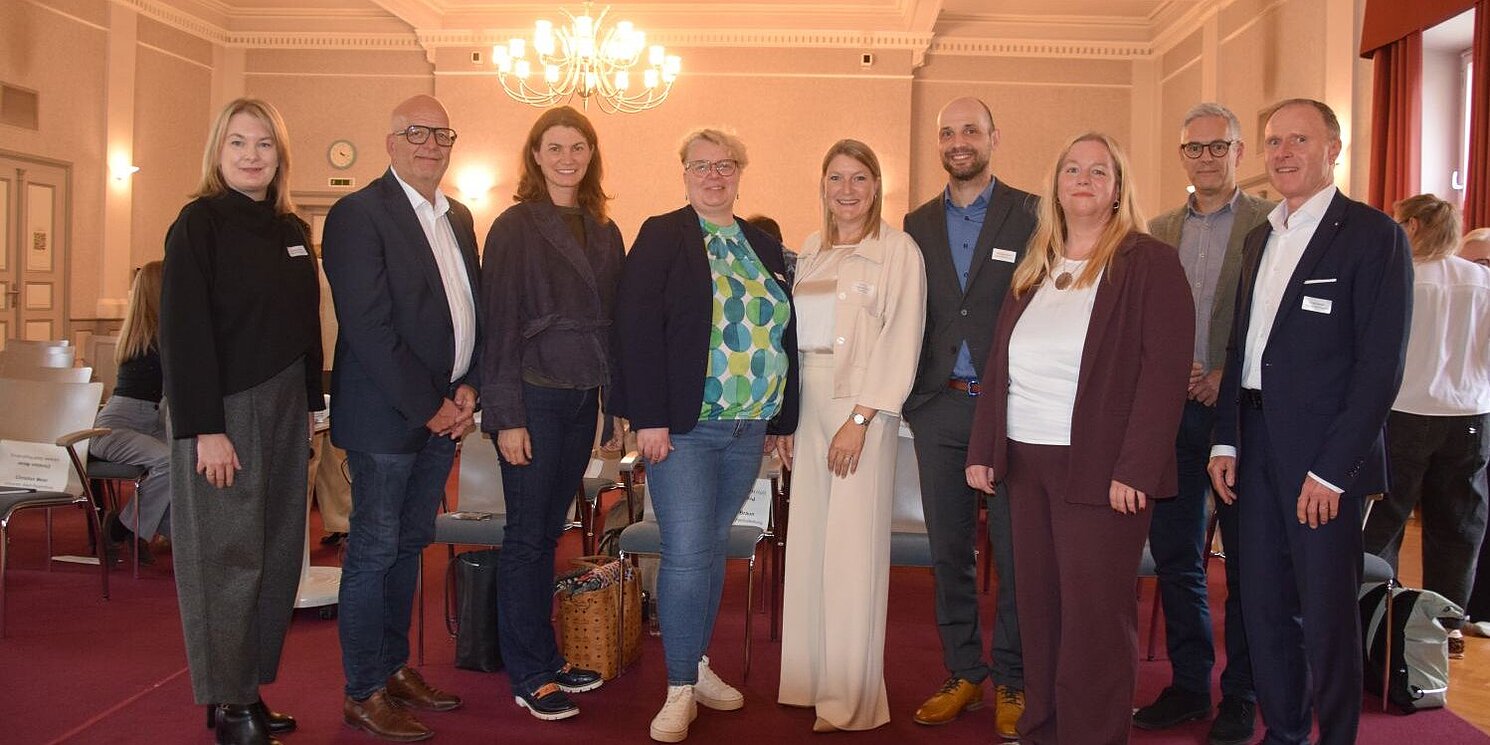 Abschlussveranstaltung des Projekts PUNKTGENAU im Festsaal des Bezirks Oberpfalz (v. l.): Cornelia Fleck (Geschäftsführerin Jobcenter Landkreis Regensburg), Thomas Thurow (3. Bürgermeister der Stadt Regensburg), Landrätin Tanja Schweiger, Dr. Marje Mülder (Leiterin der Sozialverwaltung, Bezirk Oberpfalz), Prof. Dr. Carina Braun (Vizepräsidentin der OTH Regensburg), Christian Meier (Geschäftsführer Jobcenter Stadt Regensburg und Projektleiter), Dr. Claudia Globisch (Institut für Arbeitsmarkt- und Berufsforschung), Prof. Dr. Nicolas Schöpf (Dekan der Fakultät Sozial- und Gesundheitswissenschaften, OTH Regensburg) und Fred Gaida (Agentur für Arbeit Regensburg)