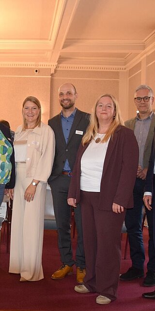 Abschlussveranstaltung des Projekts PUNKTGENAU im Festsaal des Bezirks Oberpfalz (v. l.): Cornelia Fleck (Geschäftsführerin Jobcenter Landkreis Regensburg), Thomas Thurow (3. Bürgermeister der Stadt Regensburg), Landrätin Tanja Schweiger, Dr. Marje Mülder (Leiterin der Sozialverwaltung, Bezirk Oberpfalz), Prof. Dr. Carina Braun (Vizepräsidentin der OTH Regensburg), Christian Meier (Geschäftsführer Jobcenter Stadt Regensburg und Projektleiter), Dr. Claudia Globisch (Institut für Arbeitsmarkt- und Berufsforschung), Prof. Dr. Nicolas Schöpf (Dekan der Fakultät Sozial- und Gesundheitswissenschaften, OTH Regensburg) und Fred Gaida (Agentur für Arbeit Regensburg)