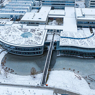 Luftbild des Campus im Winter