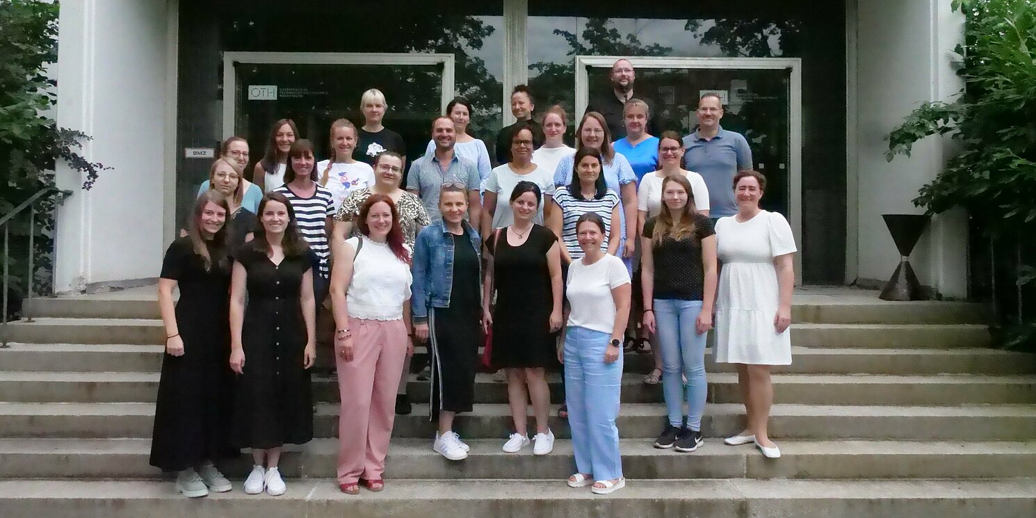 Gruppenfoto auf einer Treppe.